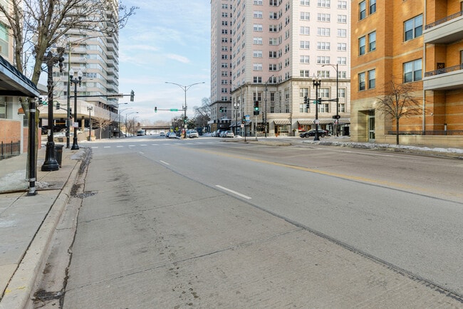 Building Photo - 5600 N Sheridan Rd