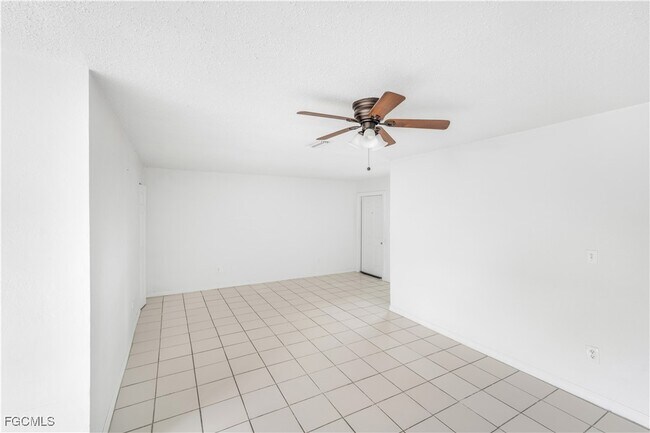 Building Photo - 2927 SE 15th Pl