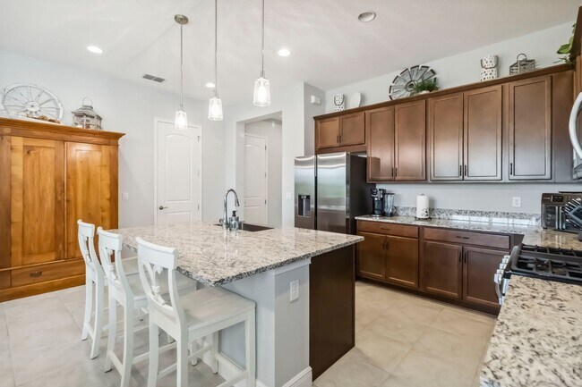 Building Photo - For Rent: Immaculate 3 Bed, 3 Bath + Flex ...