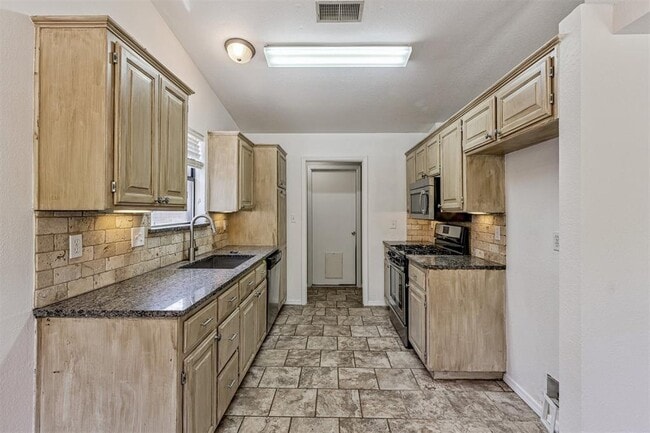 Building Photo - 2101 Harbor Dr