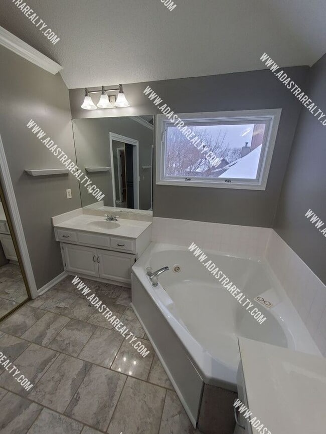 Building Photo - Gorgeous Blue Valley Home-Available in JULY!!
