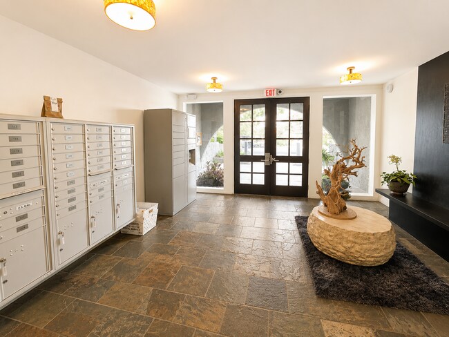 Building Photo - 1351 N Orange Dr