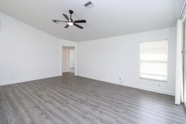 Building Photo - ***ANNUAL UNFURNISHED RENTAL***NEWLY RENOV...