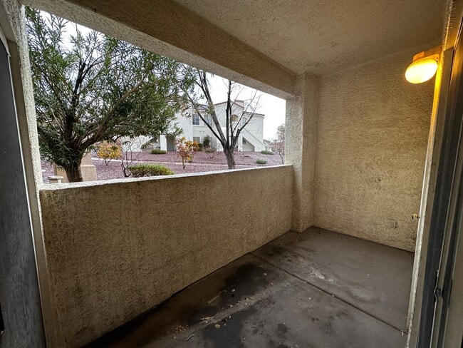 Building Photo - Henderson First Floor Condo - In Gated Community With Pool.