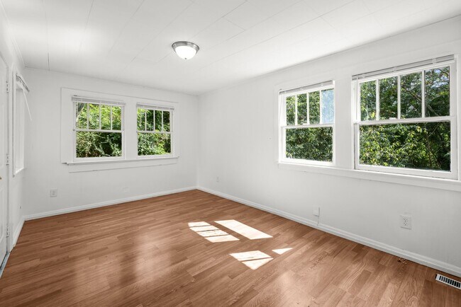 Building Photo - Beautiful Eastlake Bungalow