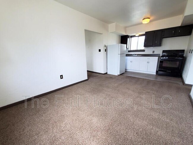 Building Photo - 705 Lorenz Ave