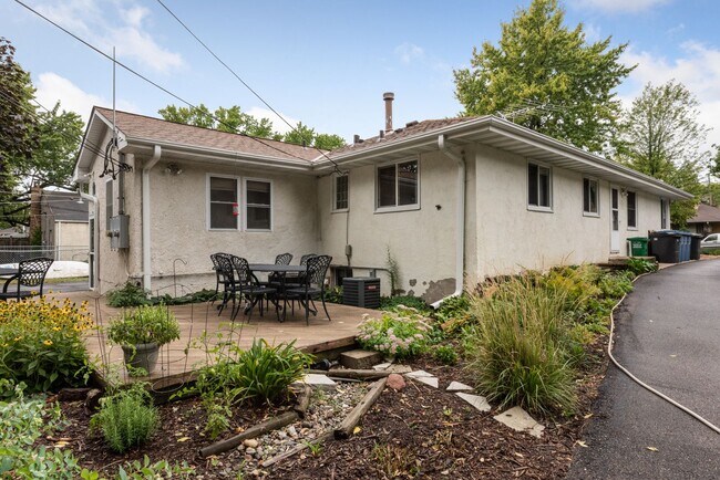 Building Photo - 4945-4945 Sheridan Ave S