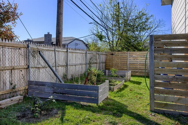 Building Photo - 8603 Putnam Dr