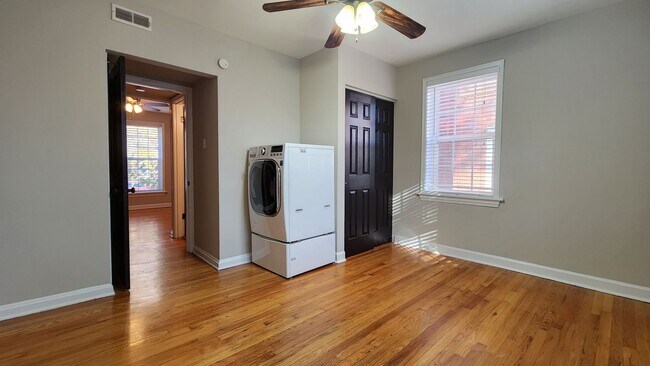 Building Photo - One-Bedroom Apartment in Dogtown*In-Unit W...