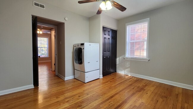 Building Photo - One-Bedroom Apartment in Dogtown*In-Unit Washer & Dryer*Walkable Neighborhood
