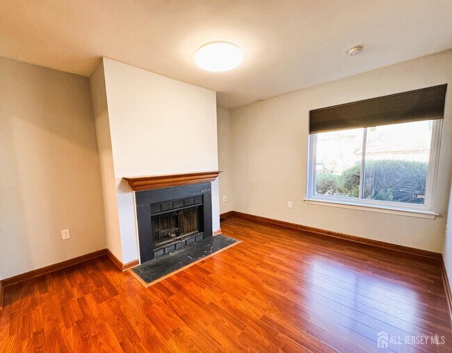 Building Photo - 160 Thoreau Dr