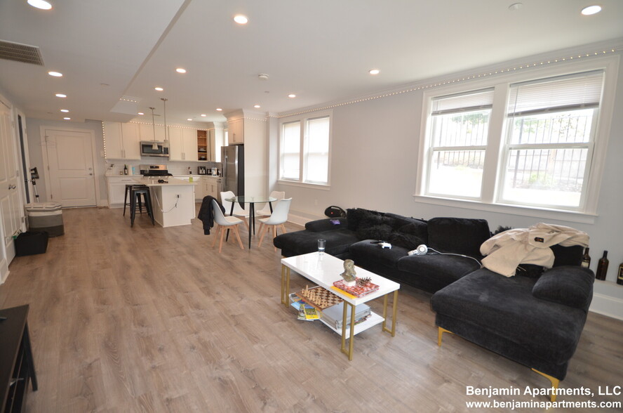 Building Photo - 124 Kenrick St