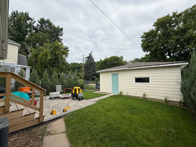 Building Photo - Beautifully Updated 4 Bed 2 Bath St.Paul S...