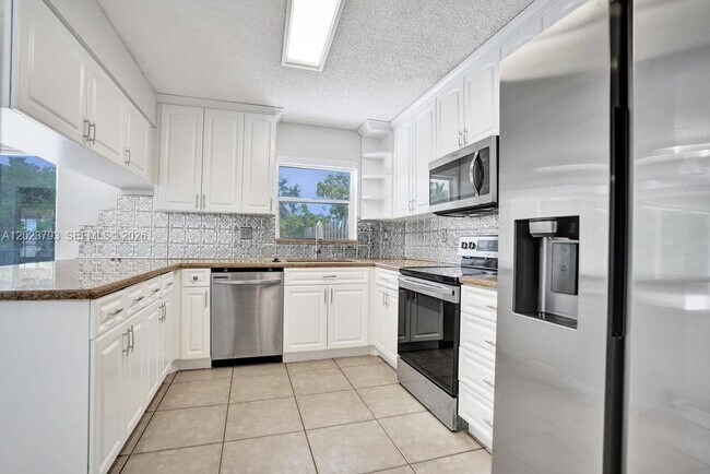 Building Photo - 21461 Sawmill Ct