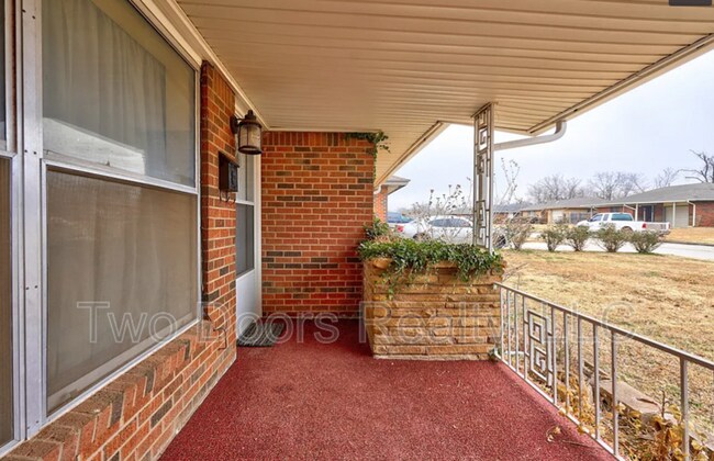 Building Photo - 1221 NE 44th St