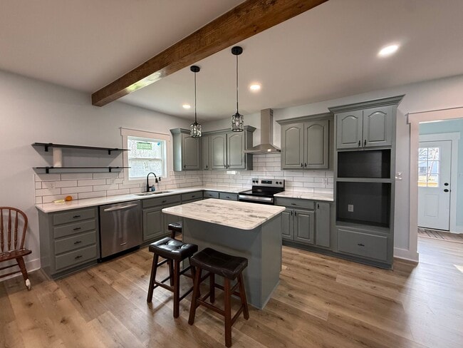 Building Photo - 4 Bedroom 2.5 Bathroom Home Available