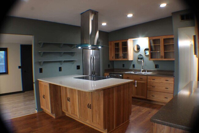 Building Photo - 3B2BA 1700 Sq Ft - Forced Air and Heat - Sunroom in Moscow, ID!  Recent Remodel