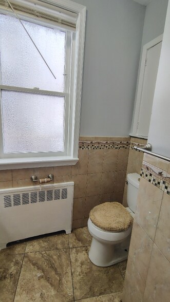 Building Photo - 523 W Nedro Ave