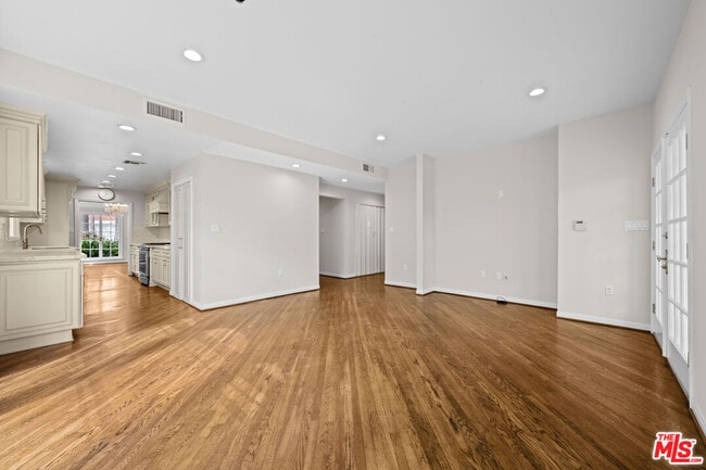 Building Photo - 224 S Palm Dr
