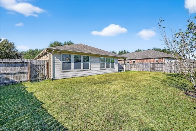 Building Photo - 827 Honeysuckle Vine Dr