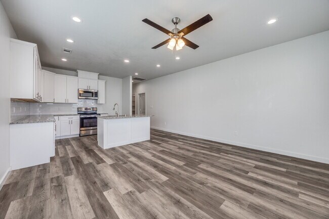 Building Photo - 3-Bed Home with Fenced Yard & Attached Garage in Sunny Side – Denison