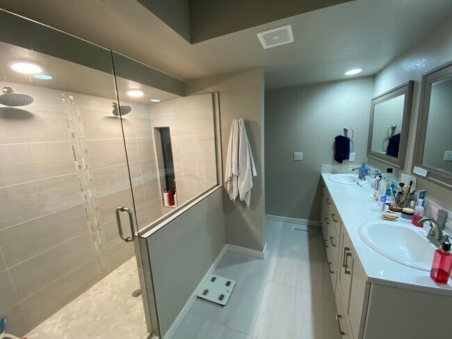 Building Photo - 990 Farrington Dr