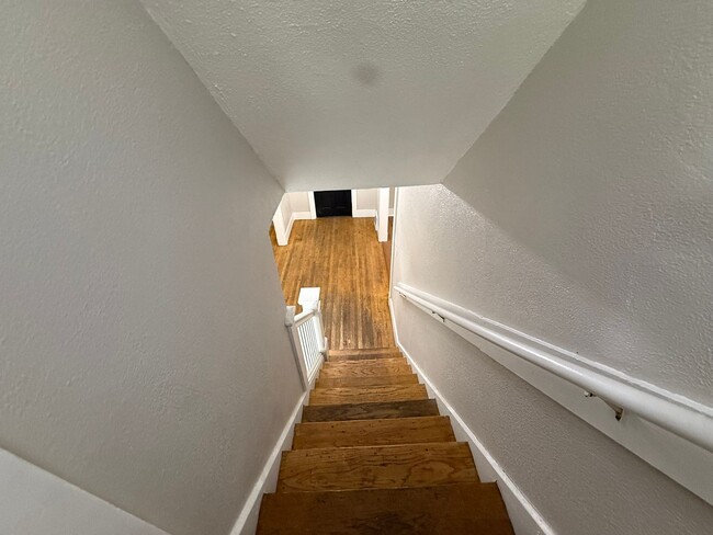 Building Photo - Updated and Spacious 3-4 Bedroom, 2 Story ...