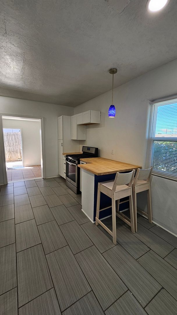 Building Photo - 2 Bed 1 bath