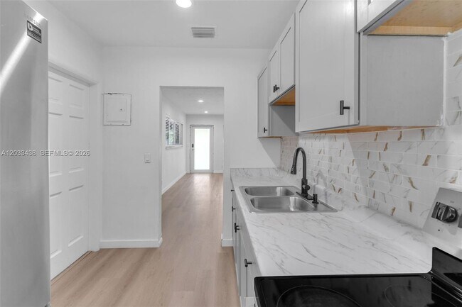 Building Photo - 401 SW 25th Ave