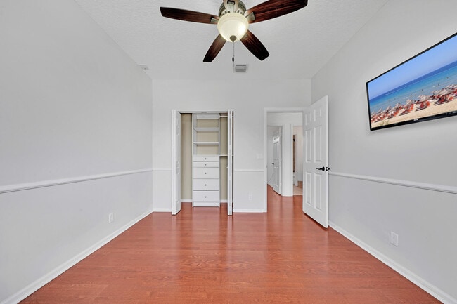 Building Photo - 5878 Bay Hill Cir