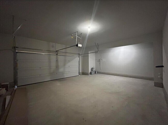 Building Photo - 303 Bear Oak St