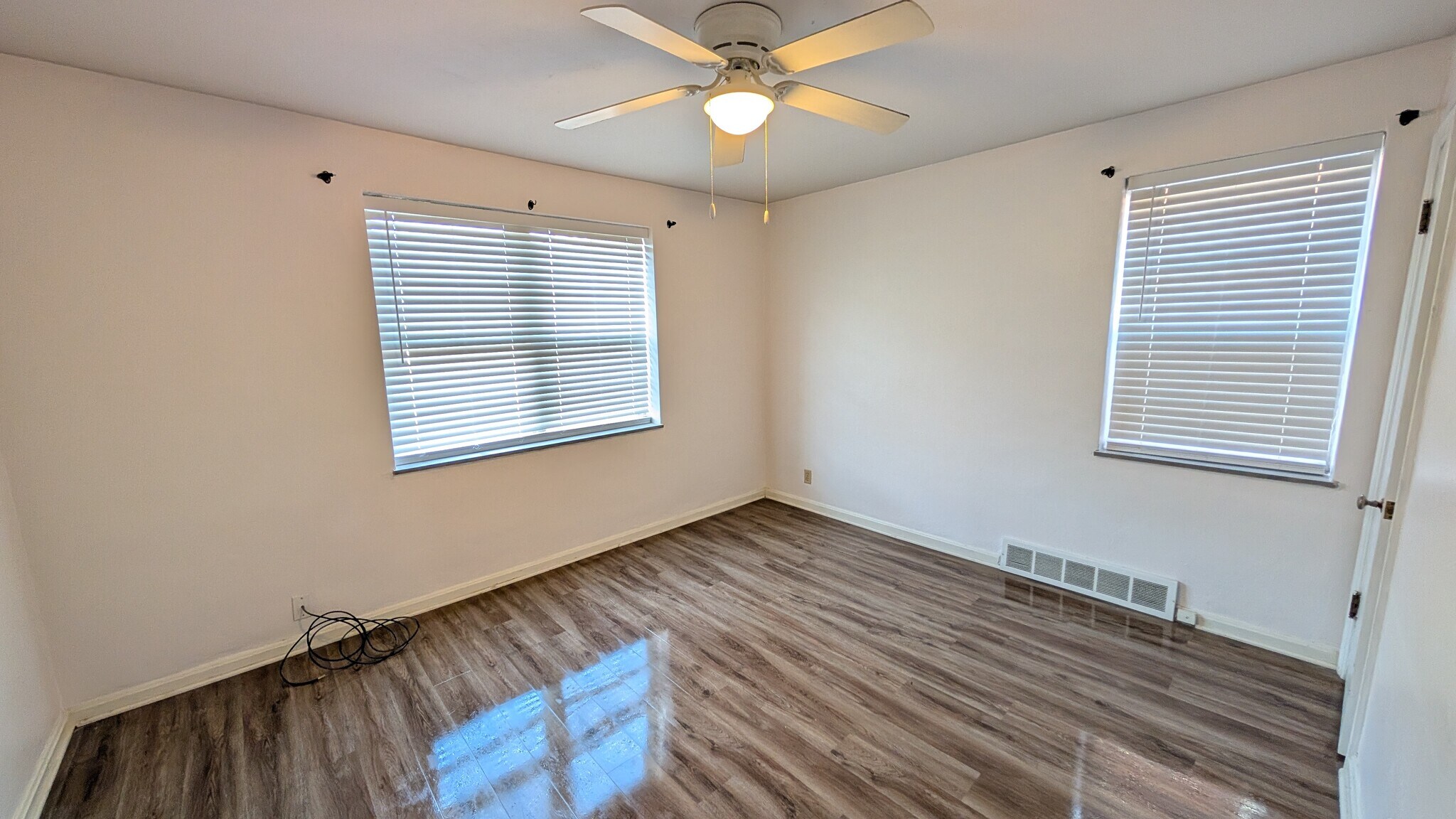 Building Photo - 5825 Sunshine Dr