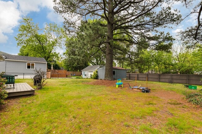 Building Photo - Charming 3 Bedroom Rancher Available Early...