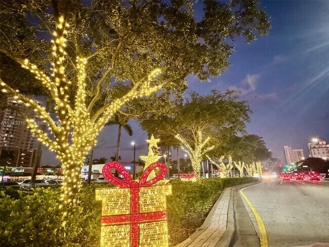 Building Photo - 900 NE 12th Ave