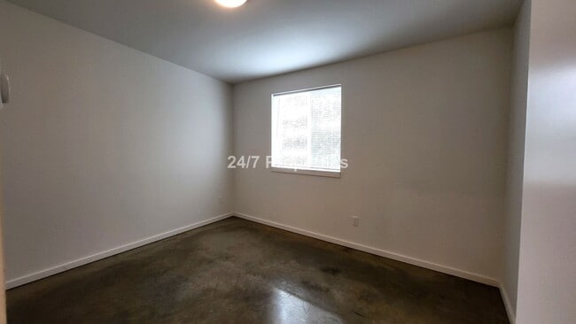 Building Photo - Unique 2 BD | 1 BA Home - SE Portland