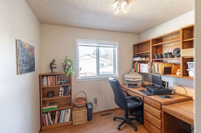 Building Photo - Spacious 4 Bed / 3 Bath Near Downtown with Two Master Bedrooms! Available beginning of August