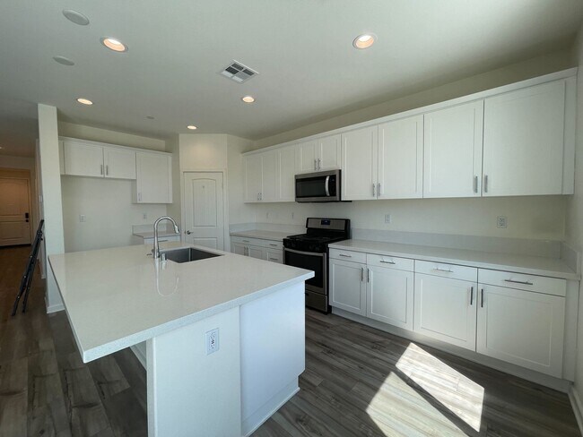 Building Photo - 5-Bedroom Home, Including In-Law Suite, in...