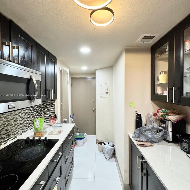 Building Photo - 999 Brickell Bay Dr