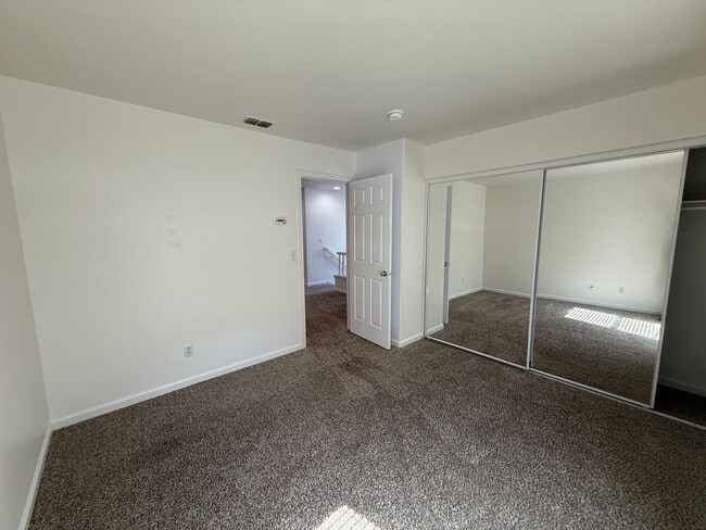 Building Photo - Beautiful Large 4 Bedroom 2.5 Bath Home