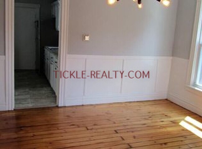 Building Photo - 3 Bedroom Single Family House