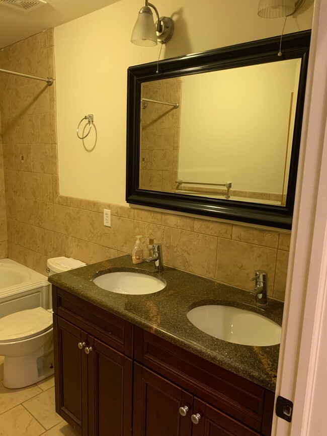 Building Photo - Beautiful 2 Bedroom