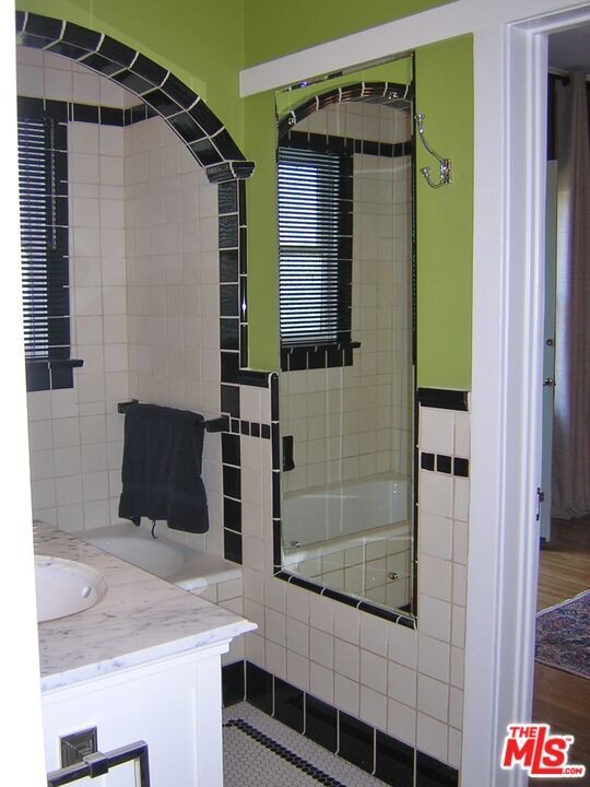 Building Photo - 914 Burnside Ave