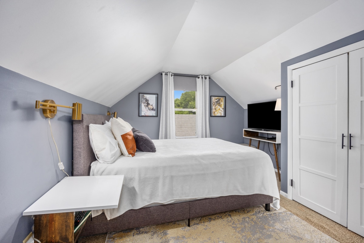Upstairs Bedroom - 507 Fontenelle St SE