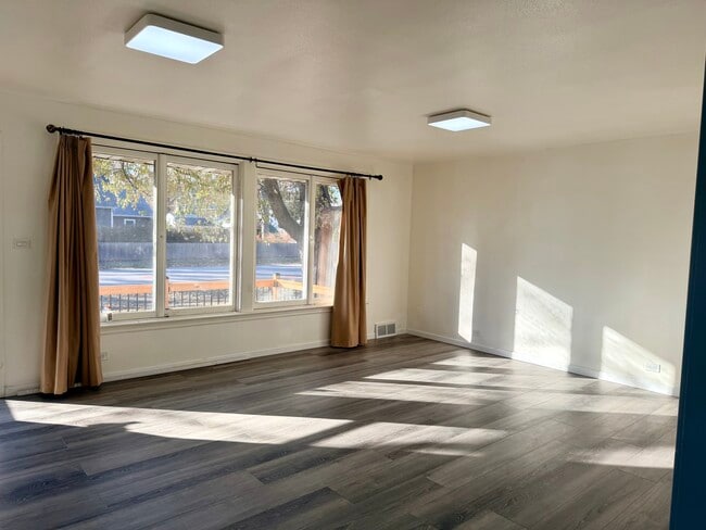 Building Photo - 308 S Division St