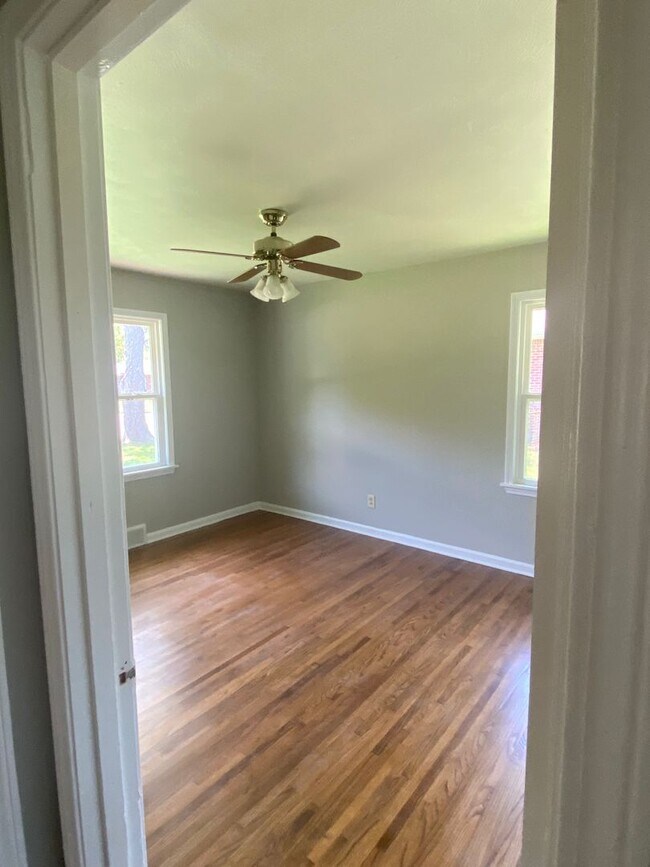 Building Photo - 4 Bedroom 1.5 Bath