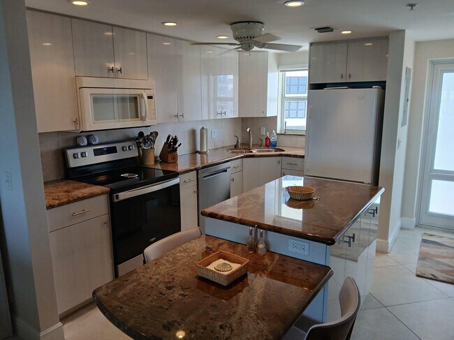 Building Photo - 3101 S Ocean Blvd