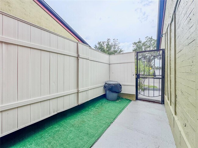 Building Photo - 2113 Honour Rd
