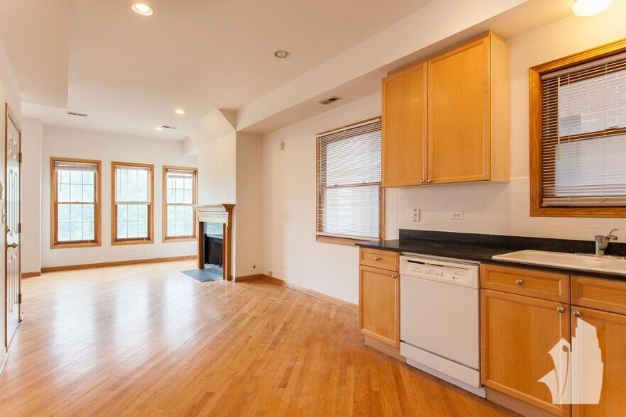 Building Photo - 1326 W Diversey Pky