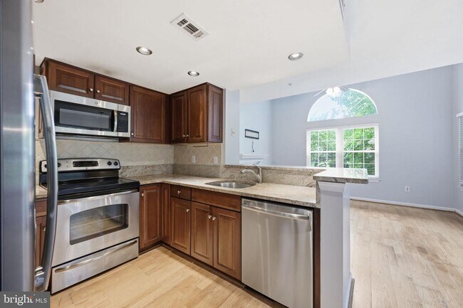 Building Photo - 933 Hillside Lake Terrace