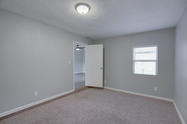 Building Photo - 304 John N Garner Cir